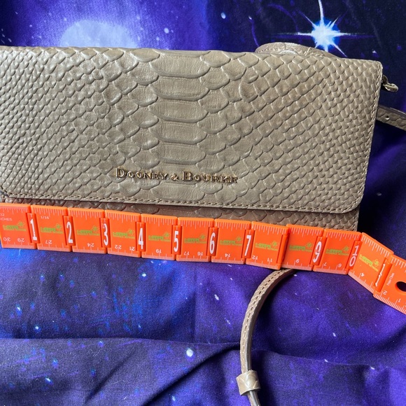 Dooney & Bourke stone python embossed clutch crossbody purse - Picture 10 of 10